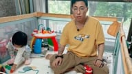 Bỏ việc lương cao ở nhà chăm con nhưng vợ vẫn trách móc, người đàn ông bị... trầm cảm sau sinh