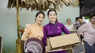 Ôm thùng mè xửng rao bán khắp phố, Lâm Vỹ Dạ chiếm trọn spotlight tại phiên chợ quê