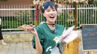 Pháo trổ tài ăn nói, múa hát cực sung thuyết phục người dân mua lụa Mã Châu