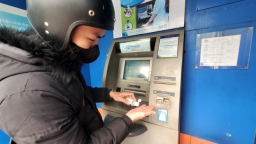 Cảnh báo nguy cơ lây lan COVID-19 từ các cây rút tiền tự động ATM