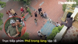 Phố trong làng tập 13: Vợ ông Trung đòi nhảy lầu vì chồng đi hát tay vịn