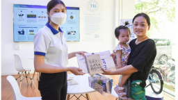 Khách hàng hào hứng đổi vỏ hộp sữa lấy quà tại các cửa hàng TH true mart