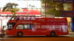 Viettel Store dùng xe bus 2 tầng, đón khách và trả hàng iPhone 14 ngay trong đêm