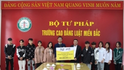 Học sinh vùng cao vui mừng nhận sữa từ: Quỹ phát triển tài năng Việt