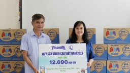 Vinamilk và Quỹ sữa trao quà chắp cánh cho hơn 11.000 trẻ em khó khăn đón năm học mới