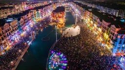 “Phố Đông” Hà Nội “sốt rần rần” với màn bắn pháo hoa chào năm mới 2024, đạt kỷ lục gần 160.000 lượt khách