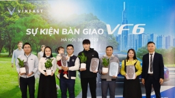 VinFast bàn giao lô xe VF 6 đầu tiên cho khách hàng