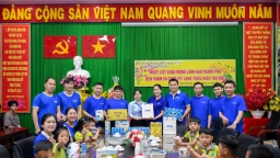 Vinamilk tặng hàng nghìn phần quà Tết cho trẻ em, công nhân trước thềm năm mới Ất Tỵ