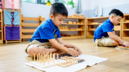 Đồng hành cùng trẻ tự kỷ: Ba mẹ và giáo viên cũng cần phải “học” can thiệp bằng Montessori!