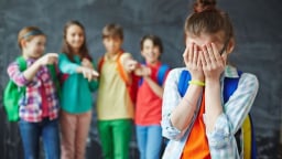 Tại sao tuổi teen dễ bị áp lực đồng trang lứa và cách vượt qua?