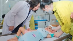 Phó Chủ tịch nước Võ Thị Ánh Xuân thăm, tăng quà cho bệnh nhi tại Bệnh viện Phổi Trung ương