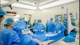 Bộ trưởng Y tế gửi thư khen ê-kíp phẫu thuật thông tim bào thai cho thai phụ người Singapore