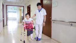 Vinmec lần đầu thay toàn bộ xương đùi cho bệnh nhi ung thư nhỏ tuổi nhất thế giới