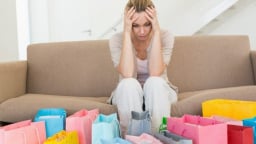 Kiệt quệ vì tâm lý 'mua ngay kẻo lỡ'