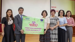 Diana Unicharm tặng khăn lau xua muỗi Bobby Antimos chung tay phòng sốt xuất huyết