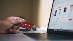 Sống để trả nợ quá khứ: Người trẻ làm sao để tránh bẫy tiêu dùng?