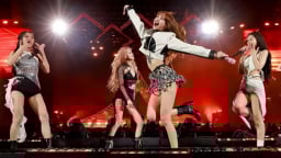 Trang phục biểu diễn phóng khoáng của BlackPink trong concert Deadline