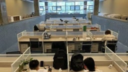 Kỳ lạ công ty dựng văn phòng giữa bể bơi ở Trung Quốc
