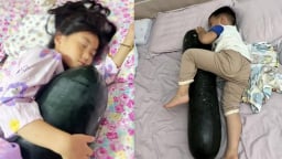 Trào lưu ngủ ôm bí đao thay vì bật điều hòa ở Trung Quốc