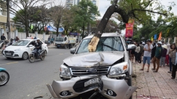 Quảng Nam: Đứng chờ xe buýt cùng mẹ trên vỉa hè, bé trai bị xe ô tô 'điên' tông tử vong