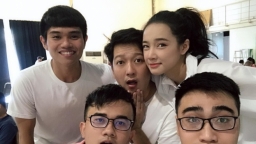 Selfie thân mật cùng bạn nhưng khuôn mặt của Nhã Phương mới là điều đáng chú ý