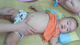 Hướng dẫn cha mẹ cách tự “mát-xa” giúp trẻ ăn ngon ngủ tốt