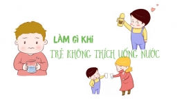 Cách đơn giản cha mẹ nào cũng có thể áp dụng để con chịu uống nước