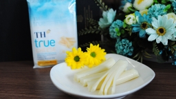 Trên tay phô mai TH True cheese: Giàu đạm và canxi, tạo hứng thú cho các bé lười uống sữa