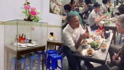 Tranh cãi xung quanh việc quán bún chả 'Obama'... lồng kính bộ bàn ghế: Hợp lý hay lố bịch?