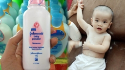 Phấn rôm trẻ em Johnson & Johnson thua kiện vì có chứa chất gây ung thư khiến các bà mẹ hoang mang