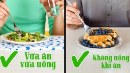 Uống nước khi ăn cơm: Lợi hay hại?