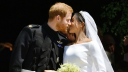 Hoàng tử Harry và cô dâu Meghan hôn nhau đắm đuối trong đám cưới cổ tích