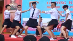 [Video] Nam sinh Hải Phòng mặc váy ngắn nhảy 'BBoom BBoom' như idol