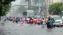 Áp thấp nhiệt đới gây mưa rào và dông diện rộng, cảnh báo tố lốc gió giật