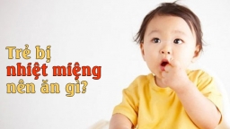 Trẻ bị nhiệt miệng, mẹ nhớ dùng các loại rau này để con mau khỏi bệnh