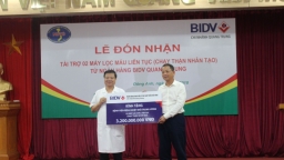 Bệnh viện Bệnh Nhiệt đới Trung ương được ngân hàng tặng 2 máy lọc máu liên tục