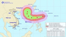 Siêu bão Yutu mạnh nhất năm 2018 đang rất gần Biển Đông, giật trên cấp 17