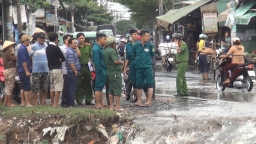 TP. HCM: Trên đường đi làm về, nam thanh niên bất ngờ bị nước cuốn trôi