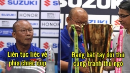 Phản ứng đáng yêu của thầy Park khi được thấy chiếc cúp vàng AFF Cup 2018