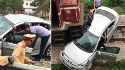 Hải Dương: Băng qua đường sắt không quan sát, ô tô bị tàu hỏa đâm trúng kéo lê nhiều mét