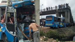 Hải Dương: Xe khách lao qua dải phân cách, đâm vào trụ cầu vượt, nhiều người bị thương