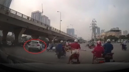 Video nữ tài xế Mercedes gây tai nạn giao thông liên hoàn ở gầm cầu Mai Dịch