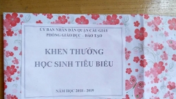 Phòng GD&ĐT quận Cầu Giấy: Học sinh giỏi được tặng hộp quà rỗng, bên trong là 1 tờ giấy