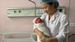 7 phút chớp nhoáng cứu sống 2 mẹ con sản phụ nguy kịch do tai nạn giao thông