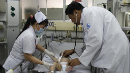 Mẹ không cho con đi khám kịp thời, con 24 tháng tuổi bị viêm phổi nặng