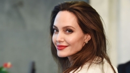 Angelina Jolie và loạt sao Hollywood mở hầu bao ủng hộ chống dịch COVID-19