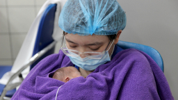 Những 'người mẹ' đặc biệt trong tâm dịch COVID-19 ở BV Mạch Mai