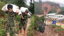 Xúc động hình ảnh các chiến sĩ đội mưa, băng rừng cõng lương thực tiếp tế cho người dân