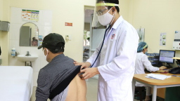 Tự mua thuốc uống chữa mệt mỏi nhưng không đỡ, đi khám phát hiện mắc COVID-19