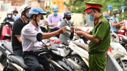 Hà Nội tiếp tục xem xét quy định mới về giấy đi đường: Quy định rõ với từng đối tượng